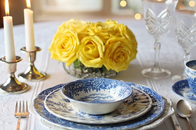 table avec verres en cristal